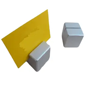 Soporte de tarjeta de Metal de forma cuadrada Diseño único Soporte de decoración de mesa elegante y asequible para el hogar Oficina y eventos - Product Image 1
