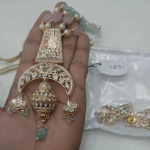 Collier Kundan en perles vertes royales avec perles et boucles d'oreilles Bijoux de fête de mariée multicouches pour grandes occasions et cadeaux - Product Image 1