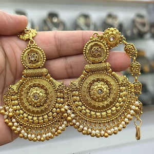 Pendientes de Cadena de Oreja con Acabado Dorado de la Mejor Calidad, Diseño Tradicional para Mujer, para Bodas y Fiestas - Product Image 1