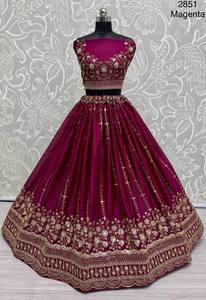 Lehenga choli ดีไซเนอร์ที่มีงานโลหะสีทองสวยงามบนผ้าไหมซาตินสีม่วงแดง - Product Image 4