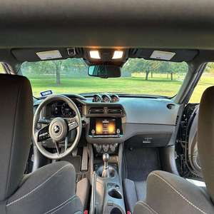 2025 Z Sport, Transmisión Manual de 8 Velocidades, 6600 Millas, Motor de 10 Cilindros Twin-Turbo, Coupé con Volante a la Izquierda, Bajo Kilometraje, Precio Accesible, Disponible en Stock - Product Image 5