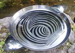 Grand plateau de service rond en argent fait main avec finition polie, parfait pour les ustensiles de cuisine d'hôtel et les accessoires de salle à manger - Product Image 3