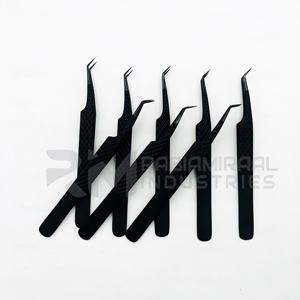 แหนบต่อขนตา RMI สำหรับต่อขนตา โลโก้สั่งทำได้ ปลายเคลือบพลาสม่าสีดำเงา พร้อมเคลือบสีดำด้าน บรรจุในกล่องแม่เหล็ก - Product Image 3