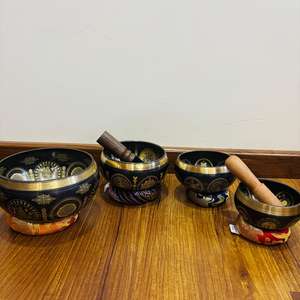 Bol chantant artisanal en métal bronze himalayen traditionnel pour la guérison des chakras et la thérapie par le son - Product Image 2