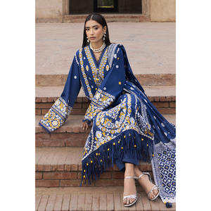 ชุดสูทผ้าลอนปักลาย 3 ชิ้นสำหรับผู้หญิง พร้อมผ้าคลุมไหล่พิมพ์ลายเคลือบเงา รุ่น DN-52047 - Product Image 2