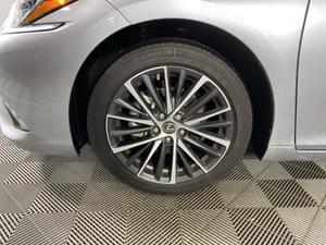 D'occasion en parfait état d'occasion 2024 Lexus ES 350 FWD avec sièges en cuir Intérieur foncé - Product Image 5