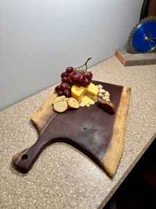 Planche à découper en noyer américain à bord vivant, planche de cuisine en bois massif faite à la main avec finition naturelle pour la préparation des aliments et le service élégant - Product Image 2