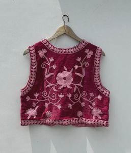 Gilet en velours marron pour femme fait à la main avec broderie florale rose complexe, veste ethnique sans manches traditionnelle - Product Image 2