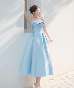 <span class=keywords><strong>Robe</strong></span> midi élégante en satin bleu ciel, coupe trapèze, longueur thé, avec bretelles perlées - Product Image 2