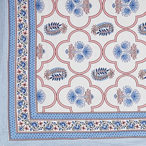 Parure de lit double 3 pièces en coton imprimé à la main Jaipuri, motif floral bleu classique et animaux, avec taies d'oreiller à bordure décorative - Product Image 4