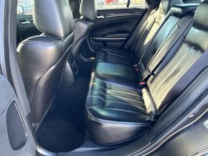 Chrysler 300 S V6 RWD Gris 2024 Usado con Asientos de Cuero, Sistema de Navegación, Paquete de Tecnología de Arranque Remoto, Asientos con Calefacción, Control Remoto - Product Image 5
