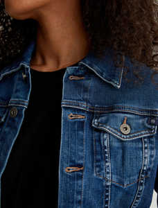 เสื้อแจ็กเก็ตยีนส์ของผู้หญิงสไตล์กระดุมสีน้ำเงินเข้มเสื้อแจ็กเก็ตยีนส์ผ้าฝ้ายเข้ารูประบายอากาศได้ดีพิมพ์โลโก้ตามสั่ง - Product Image 4