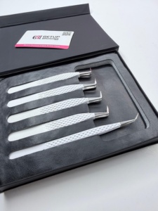 Pinzas para Extensión de Pestañas GETUP BROSONS IMPEX al por Mayor, de Acero Inoxidable Antimagnético con Recubrimiento de Polvo Blanco, Punta Plateada con Agarre de Diamante - Product Image 4