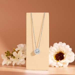 Solitaire Round Cut-Moissanite-Collier pendentif Halo pierre de naissance d'avril Or blanc 18 carats sur argent, Adulte, Femme - Product Image 2