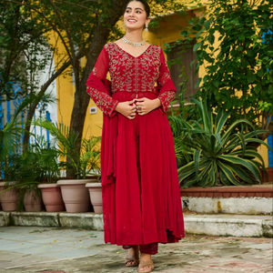 Ensemble de robe brodée avec des perles multicolores en faux fleurs rouges, avec bas et dupatta assortis, cousu - Product Image 1