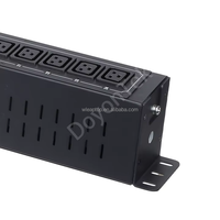 PDU pour rack industriel avec plusieurs prises CA, câble d'entrée long et fiche robuste pour armoires de serveurs