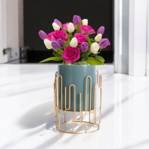 Pot de fleurs géométrique au design moderne avec support en fil d'or pour l'affichage élégant de plantes d'intérieur et les pots de décoration de bureau à domicile - Product Image 4