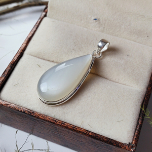 Colgante fino de Plata de Ley 925 con piedra lunar blanca cabujón piedra preciosa hecha a mano forma de pera diamante chapado en oro al por mayor - Product Image 4