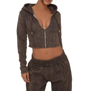 Sudadera con apliques de fabricante, conjunto de chándal con capucha y pantalones de chándal recortados con lavado ácido para mujer - Product Image 3