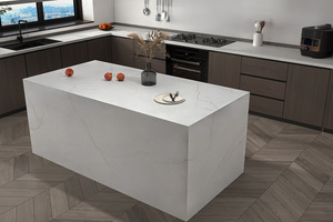 Plans de travail contemporains écologiques et non toxiques pour cuisines et salles de bain, en pierre de quartz Calacatta, préfabriqués et découpés, style Carrara - Product Image 1