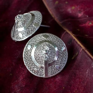 Pendientes de tuerca de filigrana India hechos a mano más vendidos Diseño de Cono chapado en plata de alta calidad con brillo brillante - Product Image 1