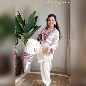 ชุดสلوار คามีซ ผ้าหลากสีสัน สไตล์ทันสมัย ประดับด้วยลายตกแต่งอย่างสวยงาม พร้อมผ้าคลุมไหล่แฟนซี คอลเลคชั่นปี 2025 - Product Image 4