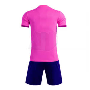 Uniforme de football à manches courtes durable et respirant pour hommes actifs, vêtements de sport personnalisables pour les clubs et la compétition - Product Image 2