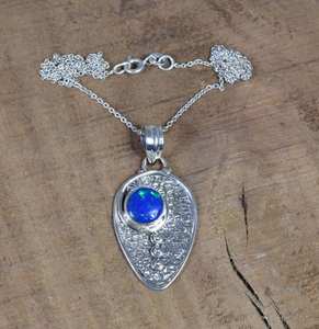 Colgante de Plata de Ley con Ópalo Azul de Laboratorio, Piedra de Nacimiento de Octubre, Joyería Hecha a Mano, Collar con Piedra Preciosa Natural, Regalo para Ella - Product Image 5