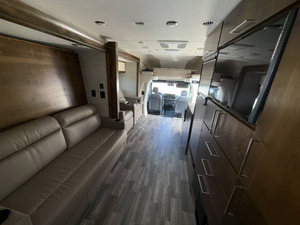 Autocaravana W-I-N-N-E-B-AG-O V-I-S-T-A 31BE USADA EN BUEN ESTADO, MODELO 2017, ALTO RENDIMIENTO, 36 pies, 2000 kg de Carga Útil, Horno de Aluminio y Acero Oscuro, en Venta - Product Image 5