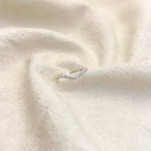 Corte redondo CZ oro blanco Chevron boda banda 1,5mm Pave Wishbone apilamiento anillo mujeres aniversario nupcial moda joyería proveedor - Product Image 5