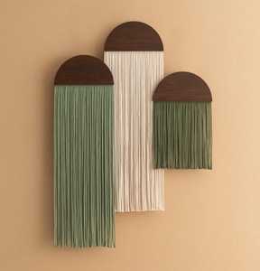 Colgante de pared bordado de la mejor calidad con intrincados patrones florales Arte textil hecho a mano para espacios cálidos, acogedores y acogedores - Product Image 1