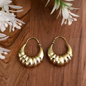 Pendientes de aro hechos a mano de croissant chapado en oro de Bali, joyería Bohemia minimalista delicada, regalo Unisex - Product Image 1