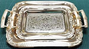 Avec des poignées ornées, un magnifique plateau de service en métal doré devient à la fois un outil fonctionnel et un ensemble de 2 objets de collection décoratifs. - Product Image 3