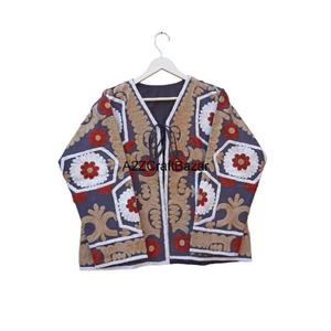 Chaqueta de Invierno Unisex Hecha a Mano en India, de Algodón de Pato Tejido, Ecológica, con Diseño Bordado Suzani, Estampado Floral, Fruncida y Transpirable - Product Image 6