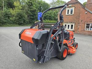 Tractor cortacésped original Kubota G261HD disponible en stock Cortacésped 72 pulgadas plataforma de corte y recolector de césped - Product Image 6