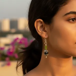 Boucles d'oreilles pendantes en argent 925 avec péridot et perle noire pour femmes, nouveau modèle, élégantes boucles d'oreilles pendantes en argent 925 avec péridot et perle noire pour - Product Image 1