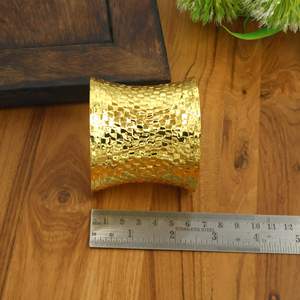 Brazalete de puño ancho texturizado en oro y plata, estilo bohemio, filigrana tribal, ajustable, joyería de puño abierto. - Product Image 4