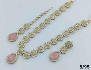 Colgante con forma de flor elegante nuevo diseño chapado en oro perla tradicional y Kundan tachonado collar largo pendiente Mangtika JewellerySet - Product Image 2