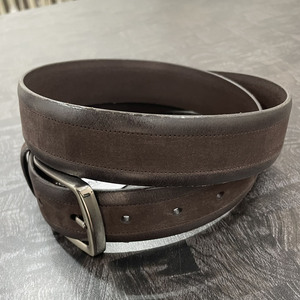 เข็มขัดหนังสีดำทนทานสำหรับผู้ชายพร้อมการเย็บสีขาวตัดกันและหัวเข็มขัดโลหะแบบหนา - Product Image 2