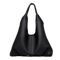 Tas Selempang Hitam Wanita Model Slouchy hobo dengan bagian atas terbuka Jahitan vertikal tengah Sisi bawah dilipat Tubuh berstruktur lembut Ukuran sedang