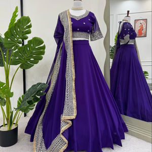 Ensemble Lehenga Choli jupe évasée en gros de mariée brodée lourde chemisier ajusté Dupatta pour les fêtes indiennes pakistanaises - Product Image 1