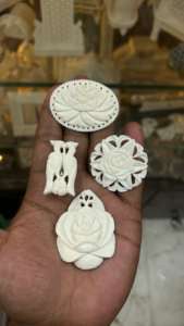 Pasadores de chal de hueso tallados a mano hechos a medida ideales para bufandas y estolas tiendas para reventa - Product Image 2