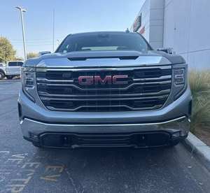 Sierra 1500 SLT Crew Cab 4x4 2024 d'occasion en excellent état, conduite à gauche, intérieur foncé, sièges en cuir, pneus R19, régulateur de vitesse adaptatif - Product Image 2