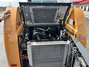 Chargeuse compacte sur pneus Case SR240B 2025 avec accessoires et option hydraulique auxiliaire à haut débit – Distributeur près de chez moi - Product Image 3