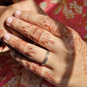 Bague fine en argent uni léger pour anniversaire de mariage ou idée cadeau de Noël - Product Image 2