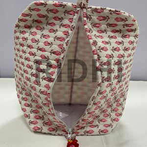 Handmade Vintage Style Reusable Eco-Friendly Quilted Tote Bag Zipper Closure Durable Portable for Travel for Cosmetic Makeup - Product Image 4