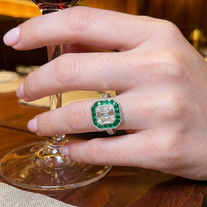 Bague de fiançailles cocktail vintage Art Déco en or massif 18 carats avec émeraude naturelle et cluster de diamants baguette véritable pour femme - Product Image 3