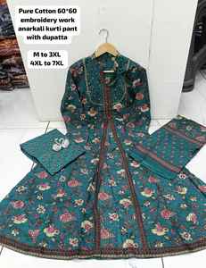 Ensemble de costume Anarkali tendance et élégant pour femmes avec un magnifique motif floral imprimé, vêtements de fête de mariage - Vente en gros de costumes indiens et pakistanais - Product Image 5