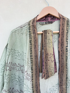 Magnifique Kimono en soie crêpe Robe en soie indienne Robe en soie faite à la main - Product Image 2