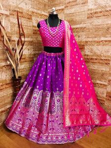 Premium Banarasi Design A-Line Blusa hasta el suelo Clásico Interior de seda pura con vestidos de novia de tela estampados para bodas - Product Image 5